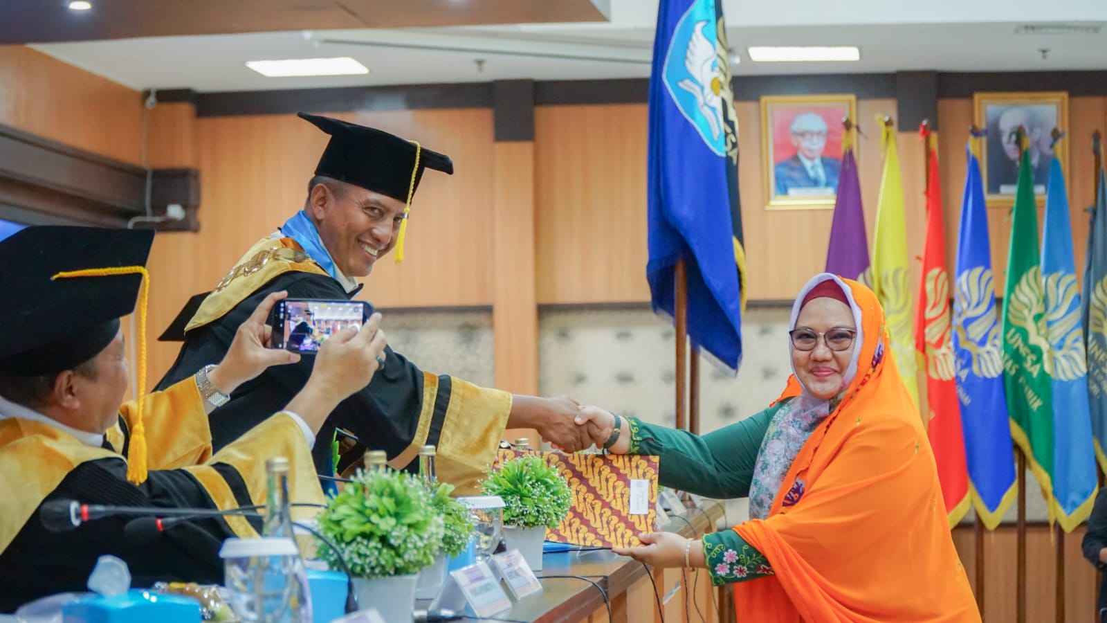 Wakil Bupati Aminatun Habibah Raih Gelar Doktor Dari Unesa